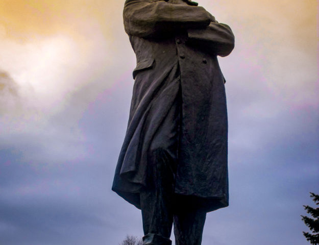 Estatua de Edward John Smith, capitán del Titanic. © 2012 Elliott Brown CC BY 2.0.