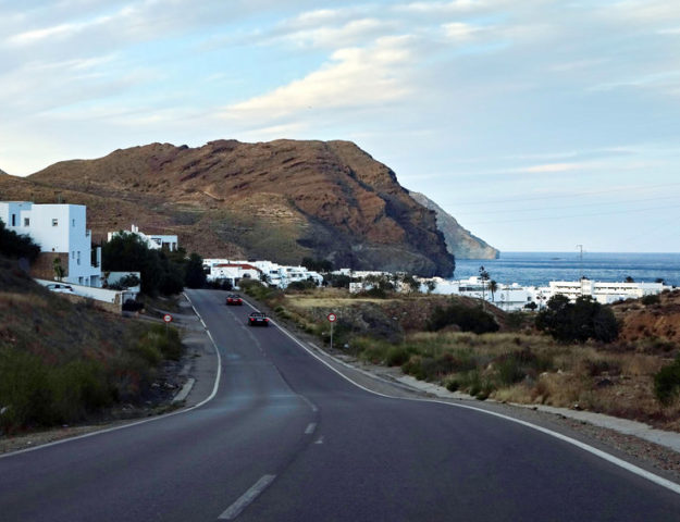 Carretera en el Cabo de Gata, Andalucía, España.