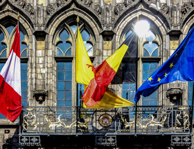 Banderas en el Ayuntamiento de Mons, Bélgica.