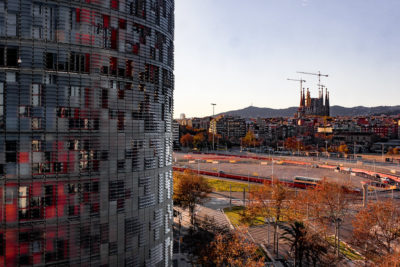 La Sagrada Familia con la Torre Glòries en primer plano, Barcelona, España.