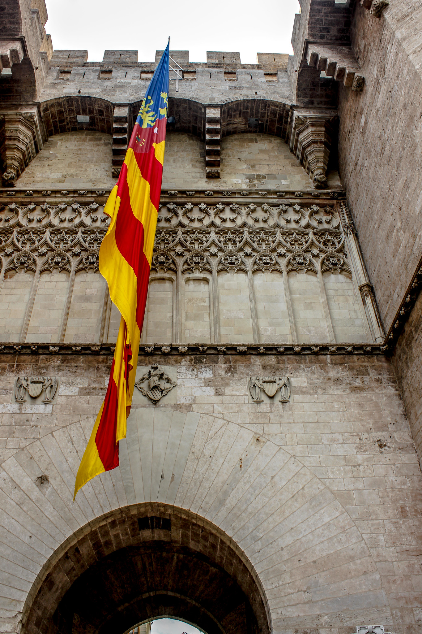 Bandera de Valencia en las Torres de Serranos.