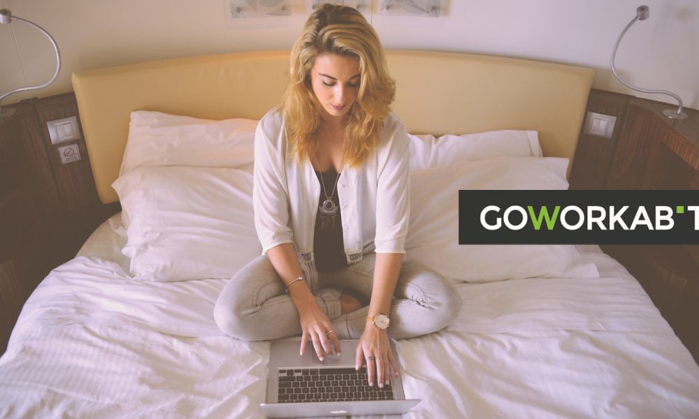 Persona utilizando su portátil en la cama con GoWorkABit.