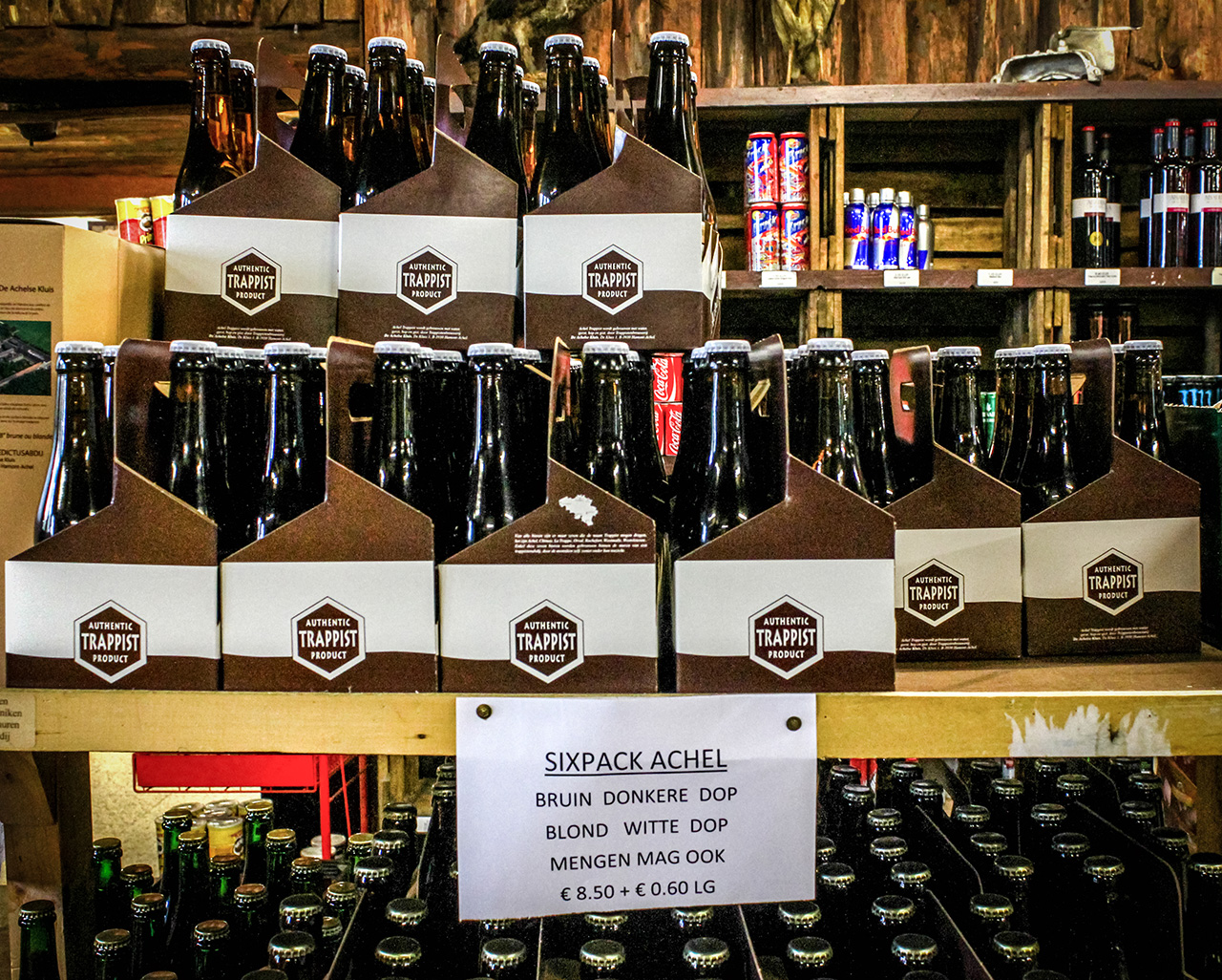 Packs de cerveza trapense Achel en la tienda de la abadía.