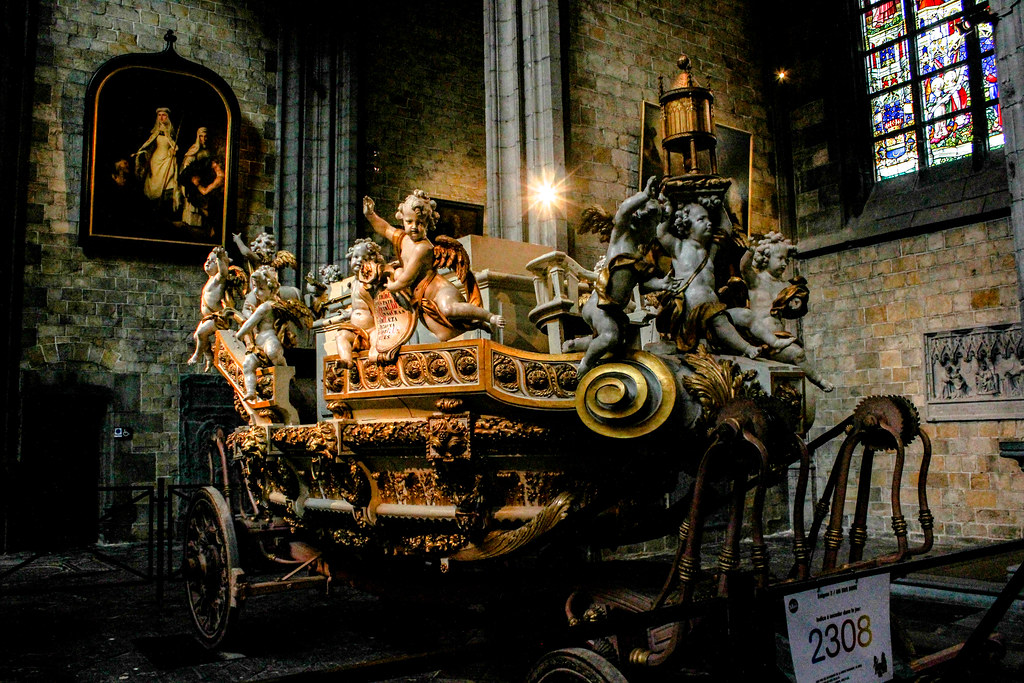 Carro de Oro ornamentado en la Colegiata de Santa Waudru en Mons, Bélgica.