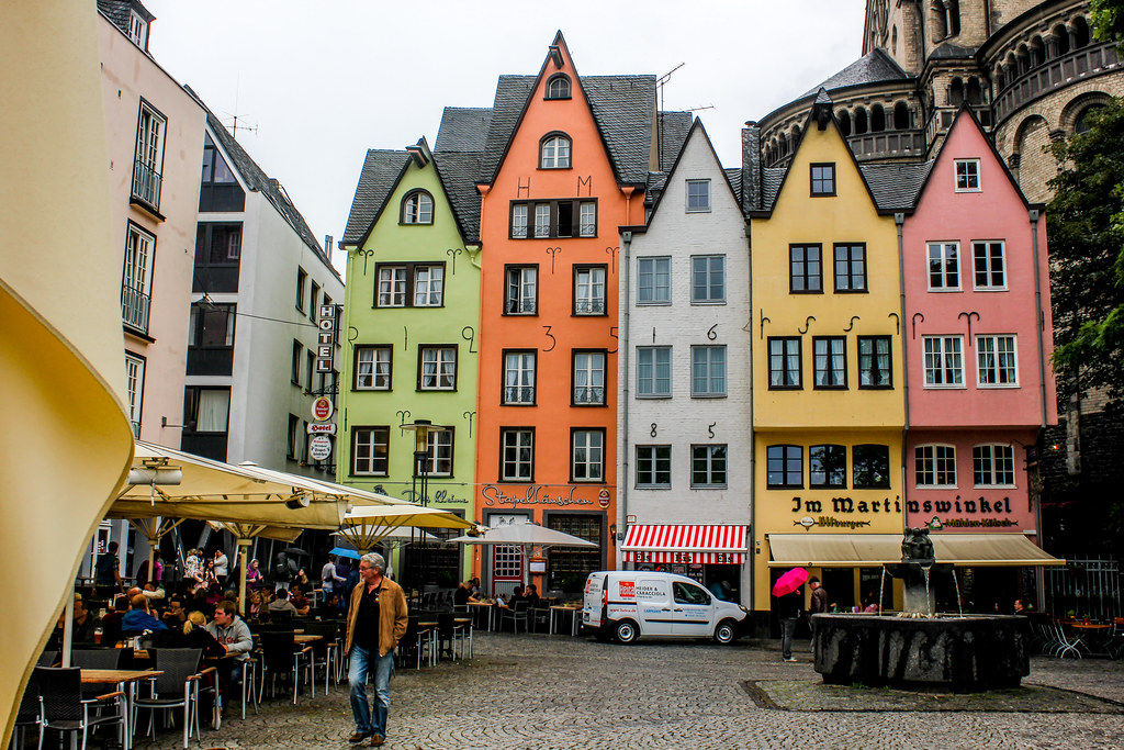 Casas tradicionales de colores en Colonia, Alemania.