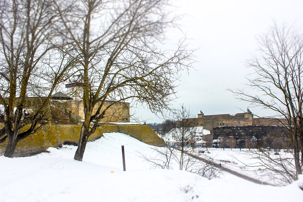 Castillos de Narva e Ivangorod en la frontera entre Estonia y Rusia.