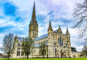 Catedral de Salisbury con cielo nublado al atardecer.