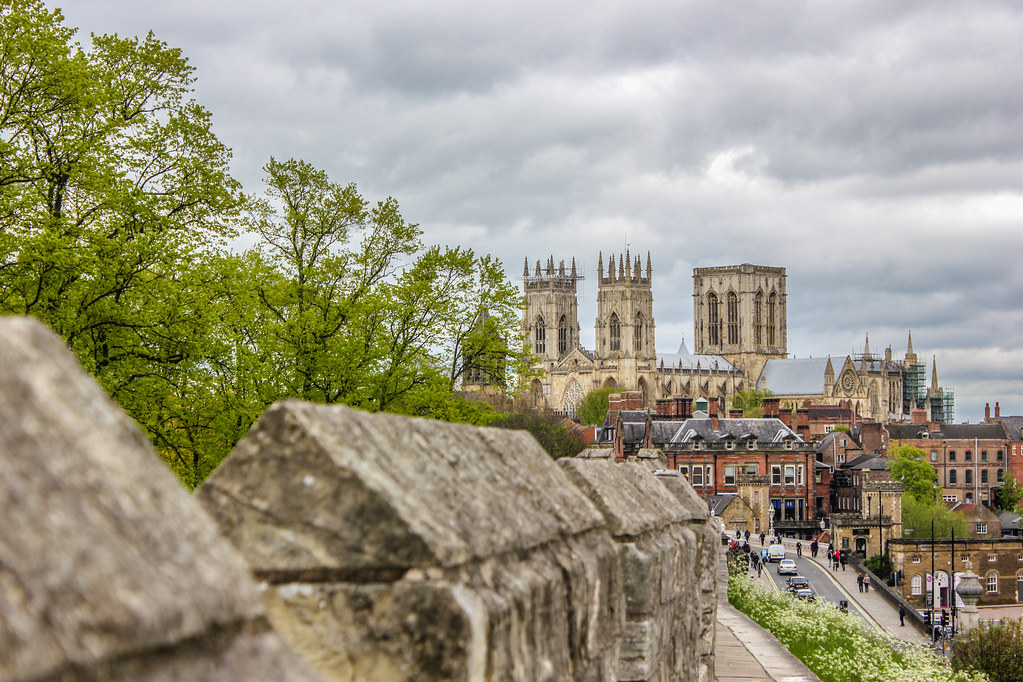 Vista de la Catedral de York desde la muralla medieval en día nublado.