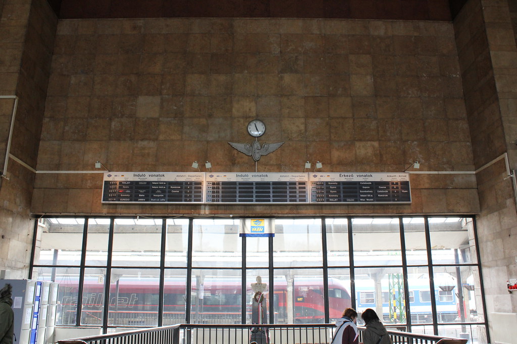 Tablero de horarios y reloj en el interior de la estación de tren de Győr.