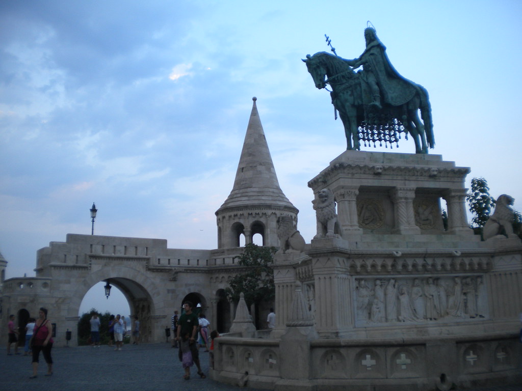 Estatua ecuestre en el Bastión de los Pescadores al atardecer en Budapest.