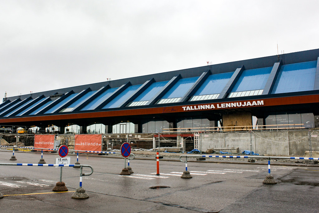 Exterior del Aeropuerto de Tallin Lennart Meri en un día nublado.