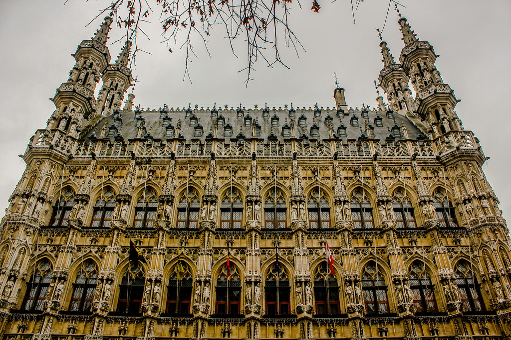 Fachada detallada del Ayuntamiento gótico de Lovaina, Bélgica.