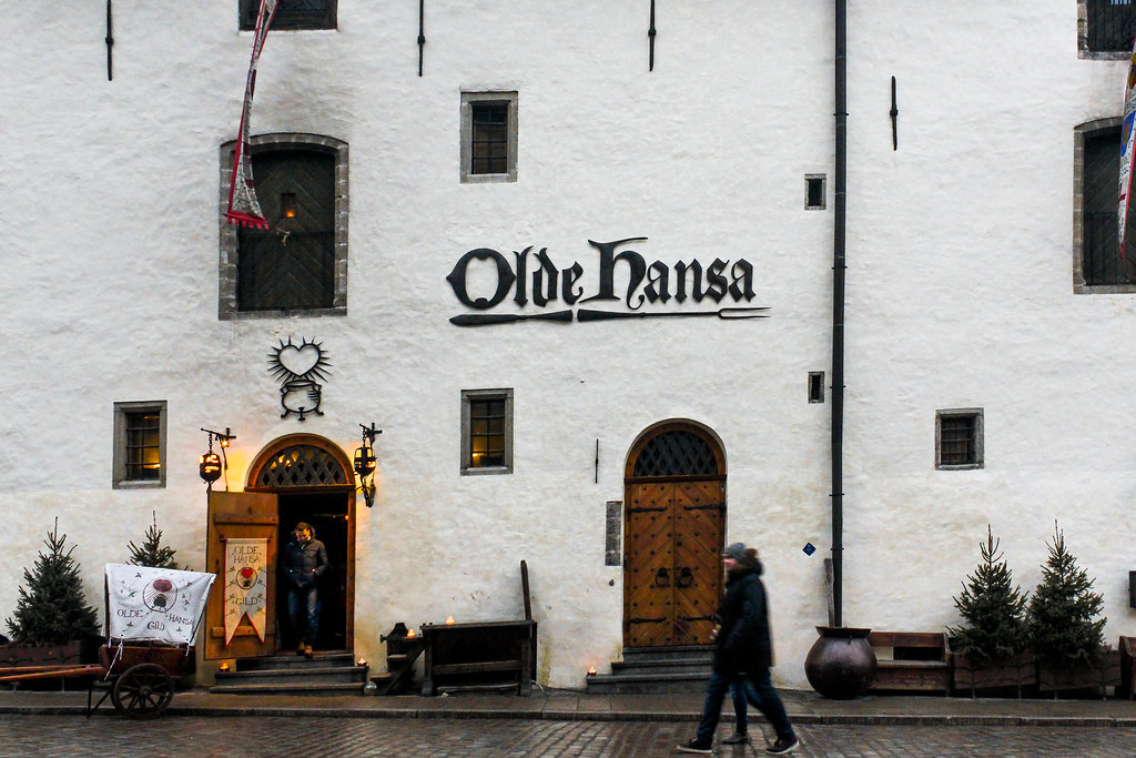Fachada del restaurante Olde Hansa en estilo medieval con peatones pasando en frente.