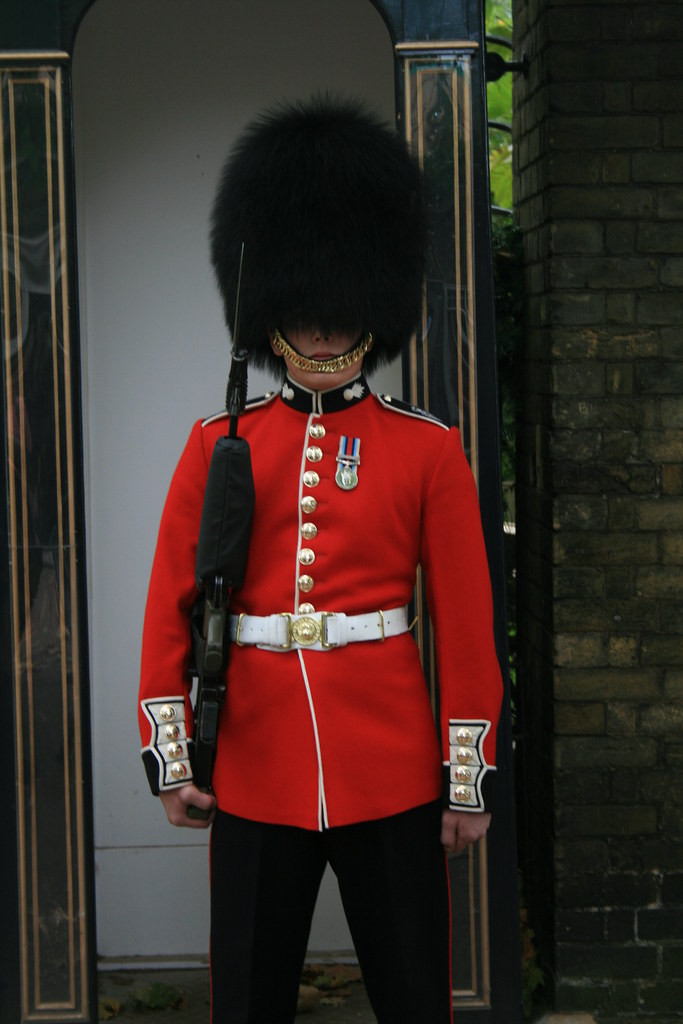 Guardia real británico en uniforme de gala con sombrero de piel de oso.