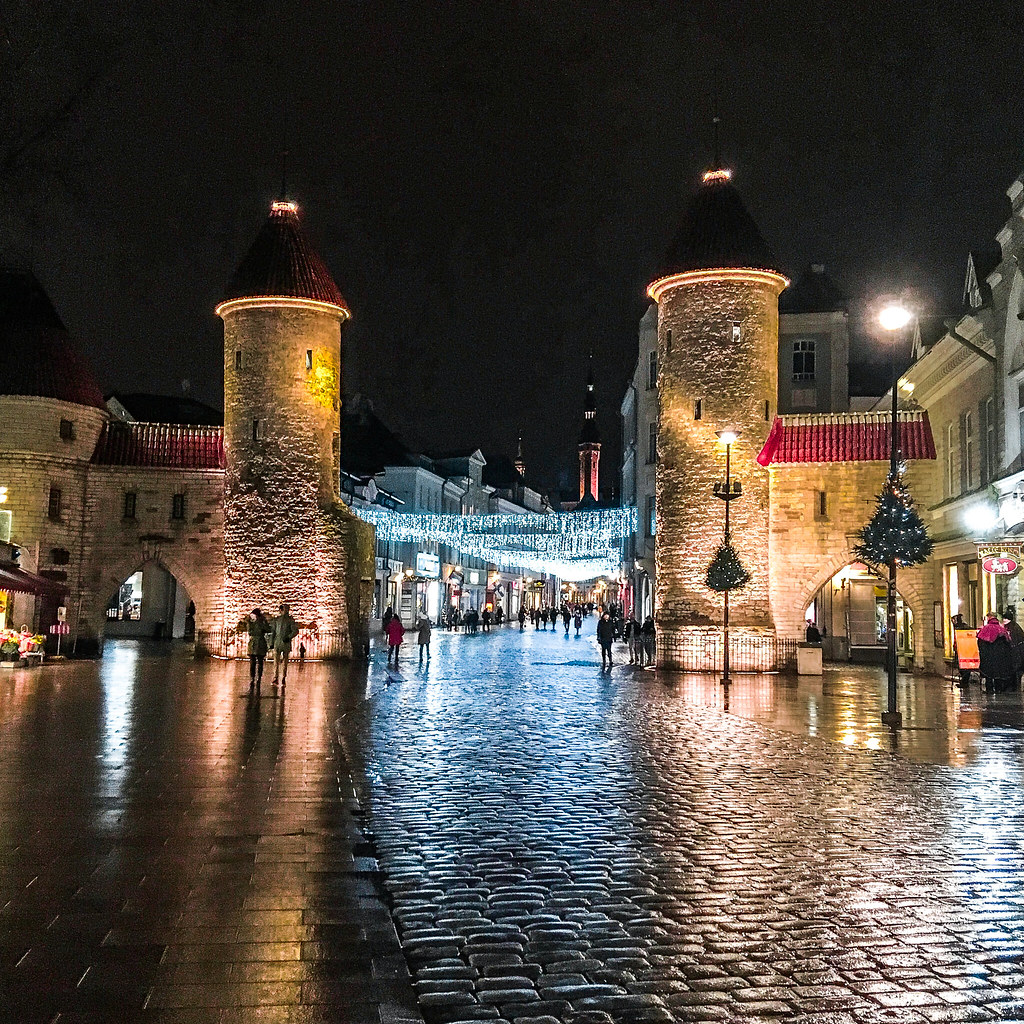 Iluminación nocturna en la entrada al casco antiguo de Tallin con decoración navideña.