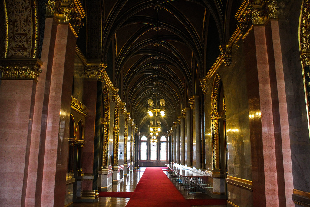 Interior opulento con pasillo y arcos en el Parlamento de Budapest.