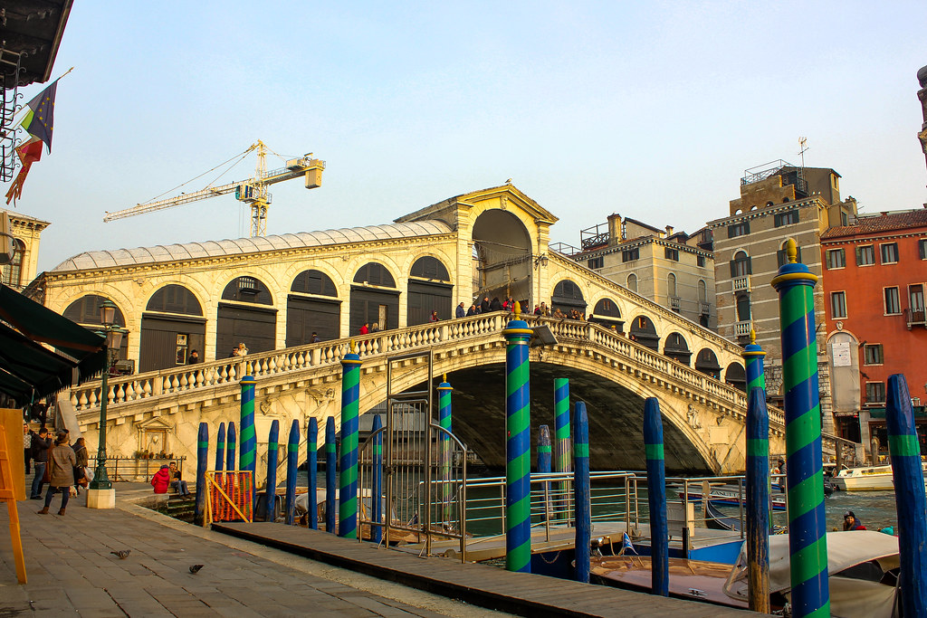 Puente de Rialto sobre el Gran Canal de Venecia durante trabajos de restauración.