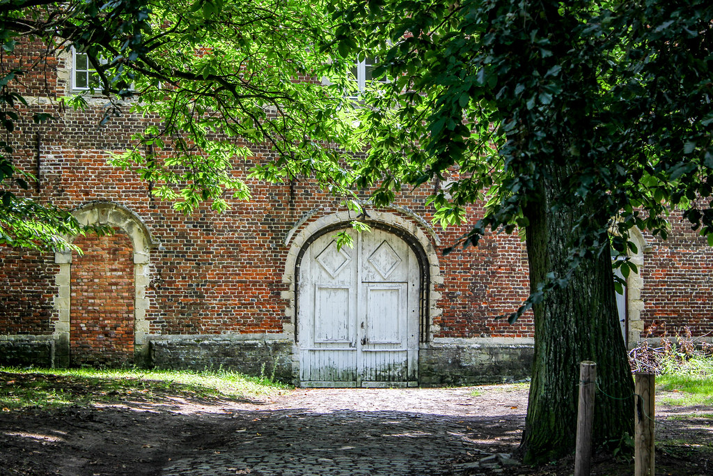 Puerta de madera en la abadía.
