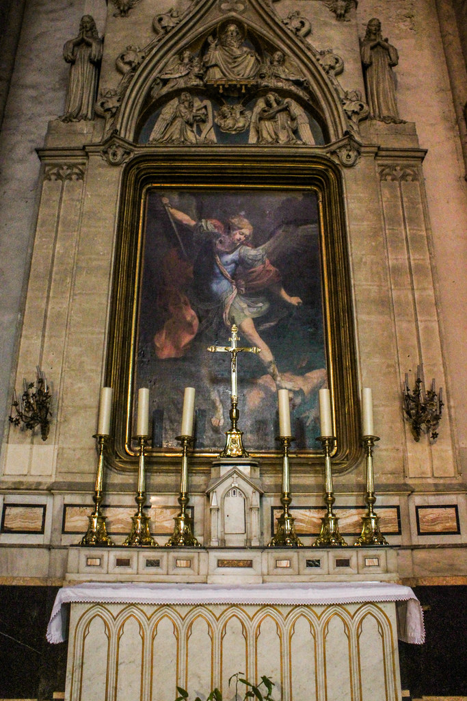 Altar con pintura de San Miguel derrotando al demonio en la Catedral de Saint-Pierre de Montpellier.