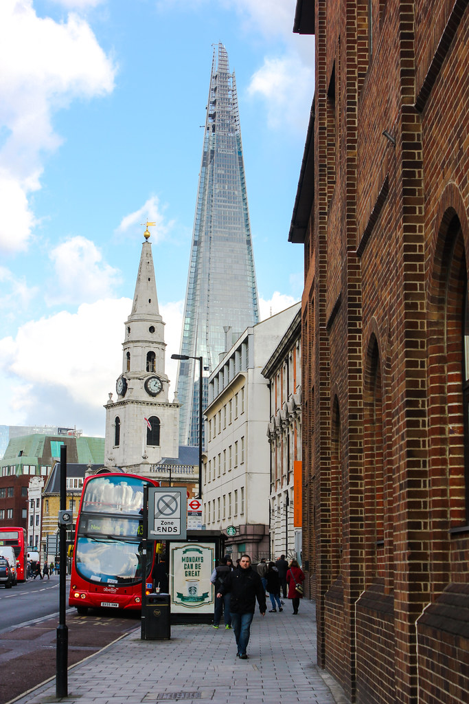 Calle en Southwark, Londres, con autobús rojo, iglesia de St. George y The Shard al fondo.