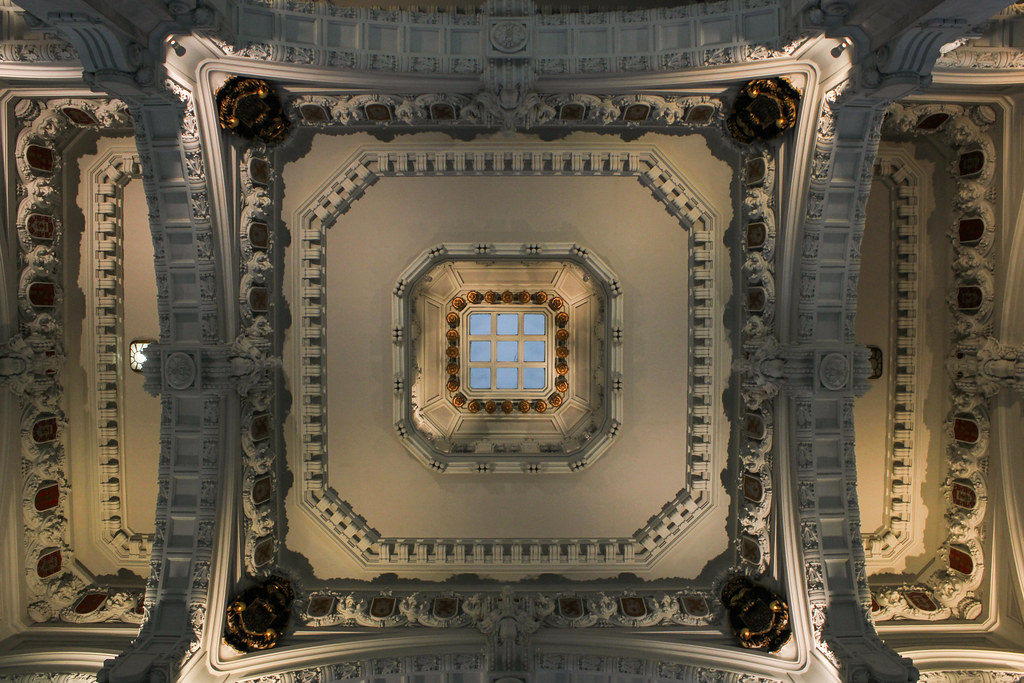 Techo ornamentado visto desde abajo en el interior del Palacio de Comunicaciones de Madrid.