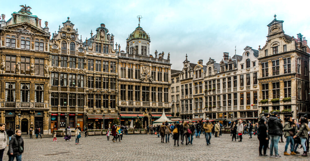 Vida en la Grand Place de Bruselas, capital de Bélgica.